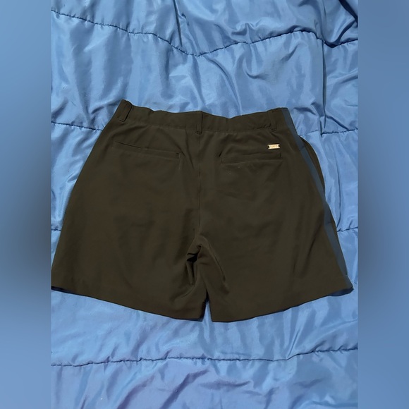 Women’s Underarmour Classic Black Golf Shorts Size Medium Navy Blue stripe - Picture 2 of 5